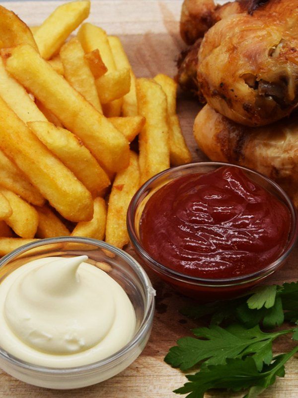 Hähnchenschenkel mit Pommes und Dips
