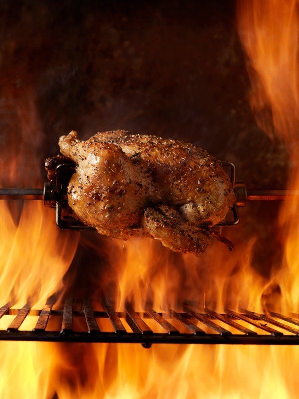 Frisches Grillhähnchen über offenen Flammen